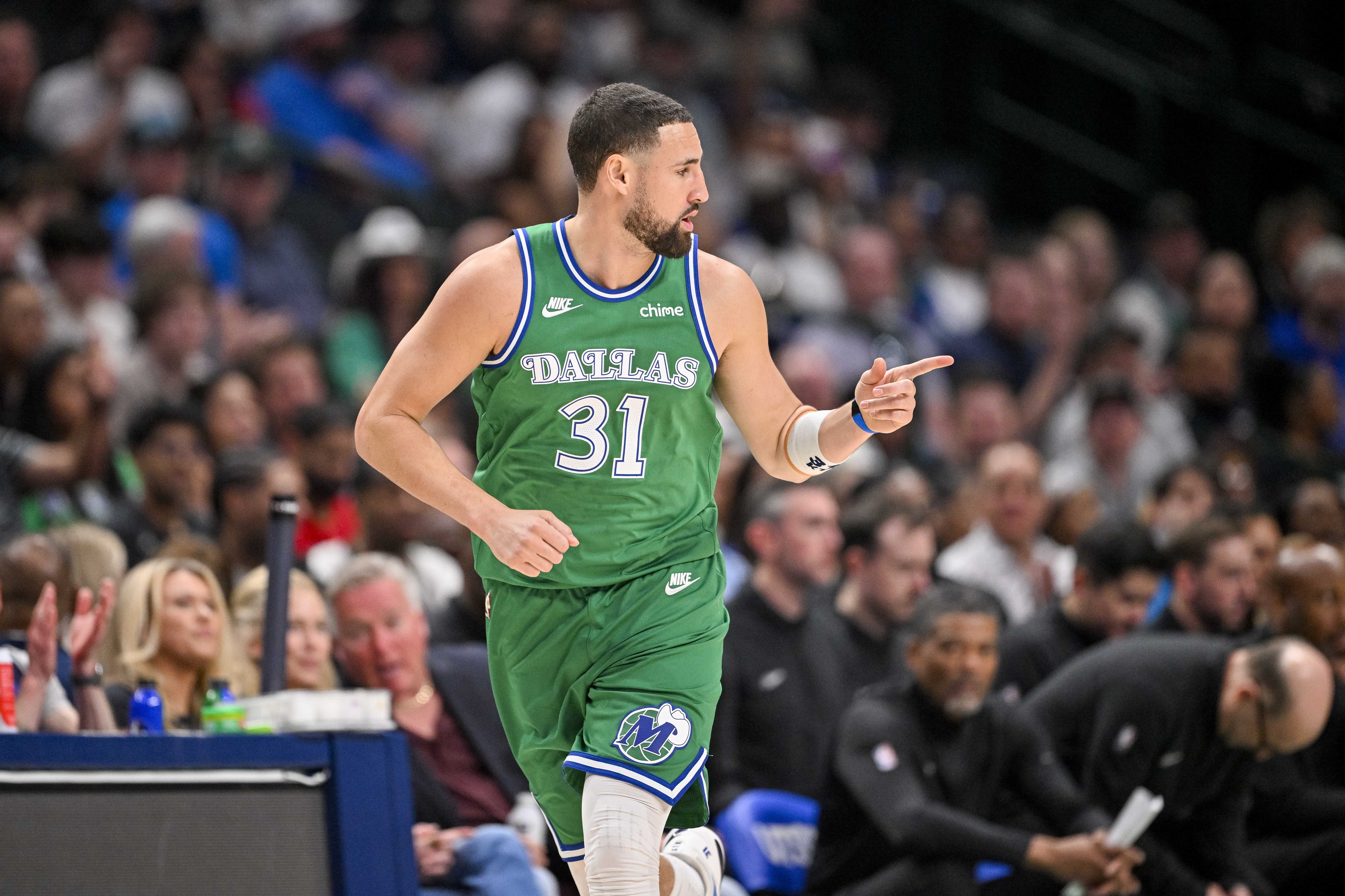 乐鱼中国官网-手感来了！克莱外线开炮 独中4记三分帮助球队扩大领先